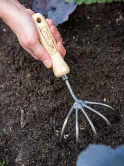 Gardenerās Lifetime 5-Tine Cultivator With Short Handle